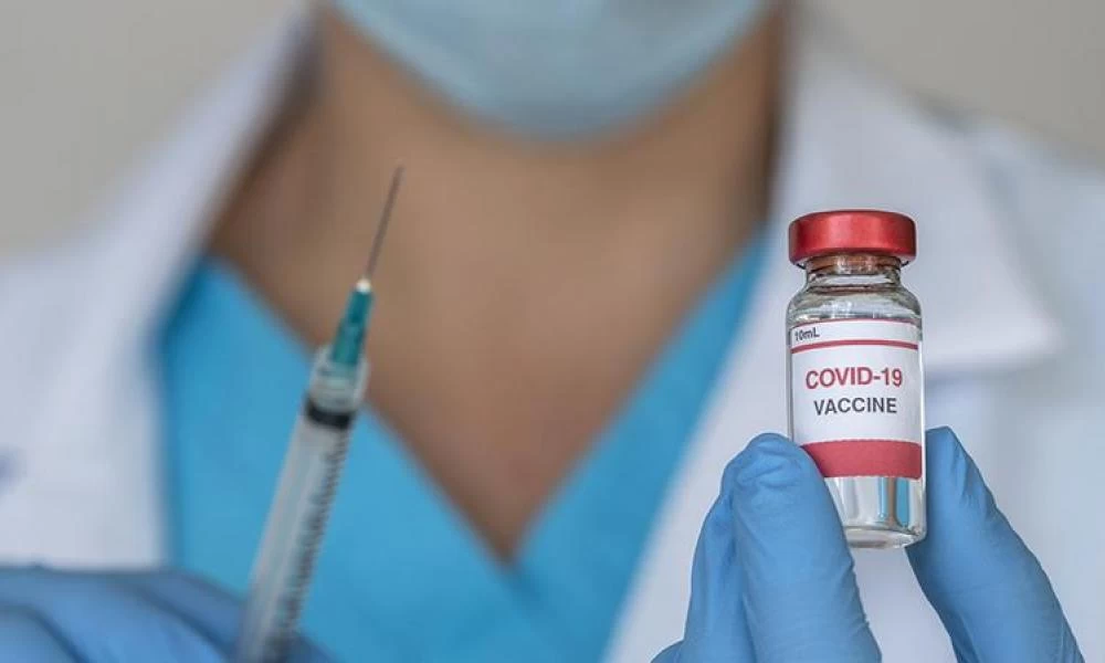 Βρετανός βουλευτής προτείνει να μην επιτρέπεται οι πολίτες να εργάζονται χωρίς εμβόλιο COVID